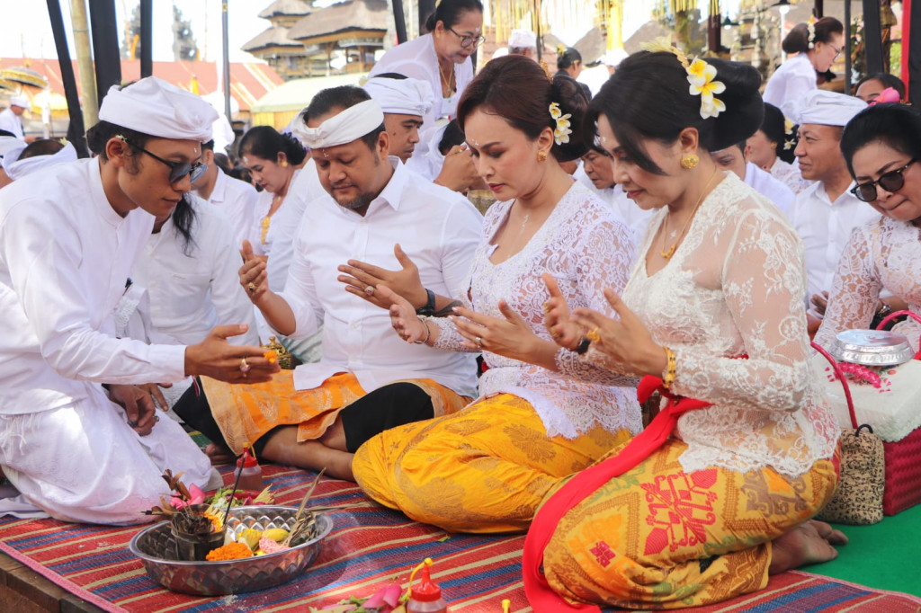 Bhakti Penganyaran Pemkab Badung di Pura Ulun Danu Batur, Kintamani